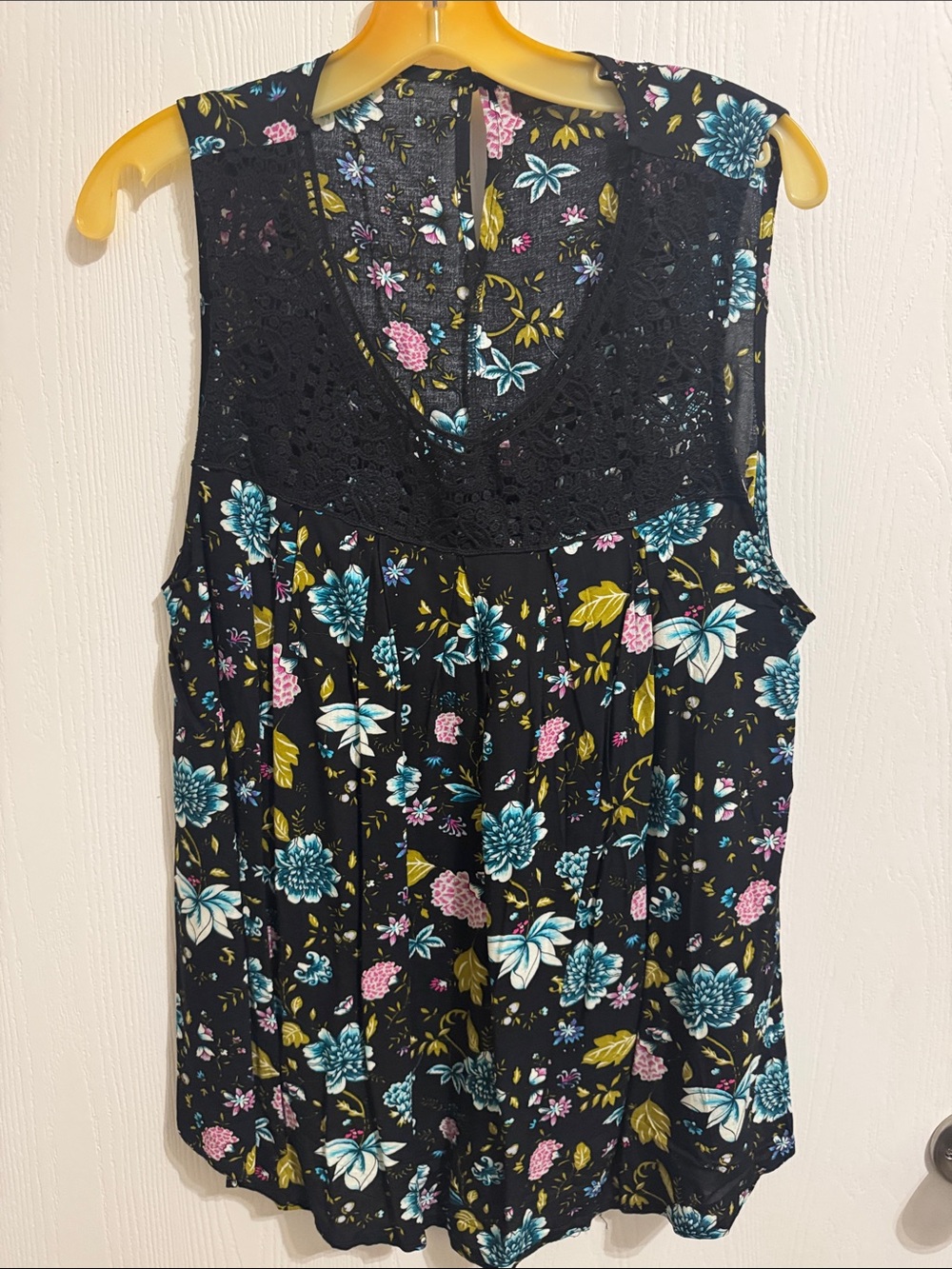 Hazel Black Floral Sleeveless Crocheted Trim Neckline Women’s XL Flowy Shirt Top - Picture 10 of 10